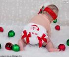 Ребенок очень Рождество, с пеленок Санта-Клауса и различные цветные шары